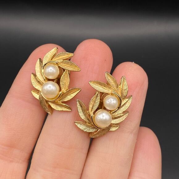 Vintage AVON Faux Pearls Gold Tone Earrings Textured Leaf Clip On NWOT - Picture 1 of 5